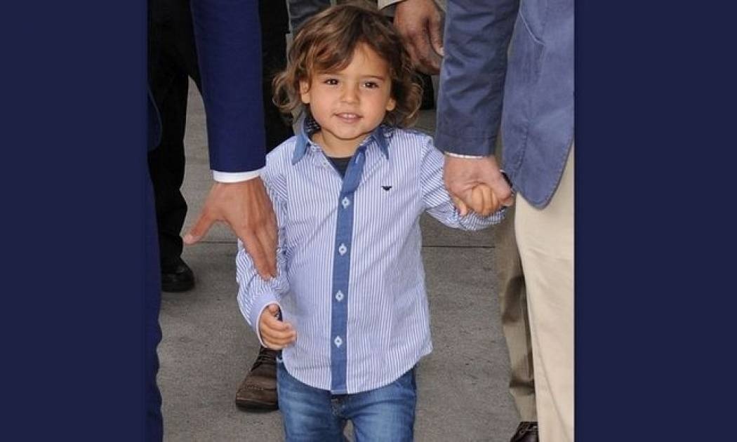 Ποιου διάσημου ζευγαριού γιος είναι ο κούκλος μπόμπιρας της φωτογραφίας;