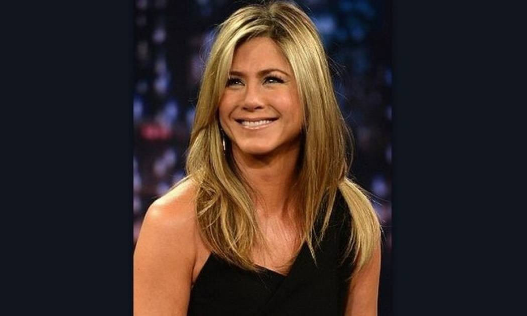 Δείτε την Aniston μελαχρινή, άβαφτη και… μουτρωμένη!
