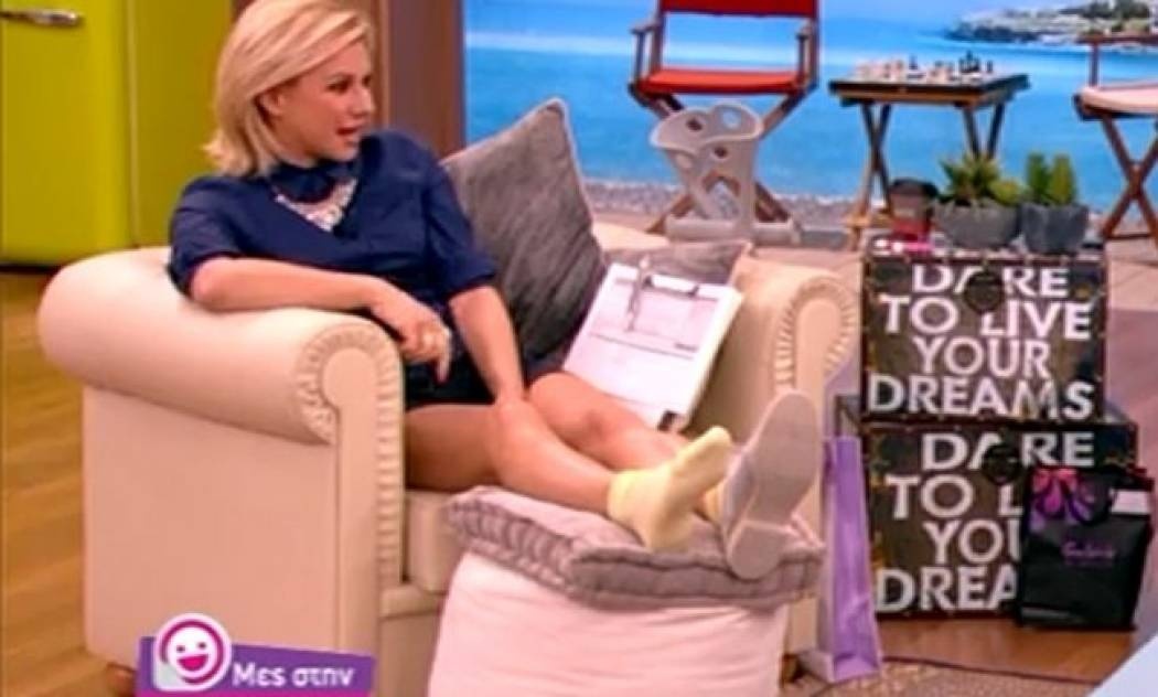 Κατερίνα Καραβάτου: Στο πλατό του «Μες στην καλή χαρά» με δεμένο το πόδι μετά από ατύχημα