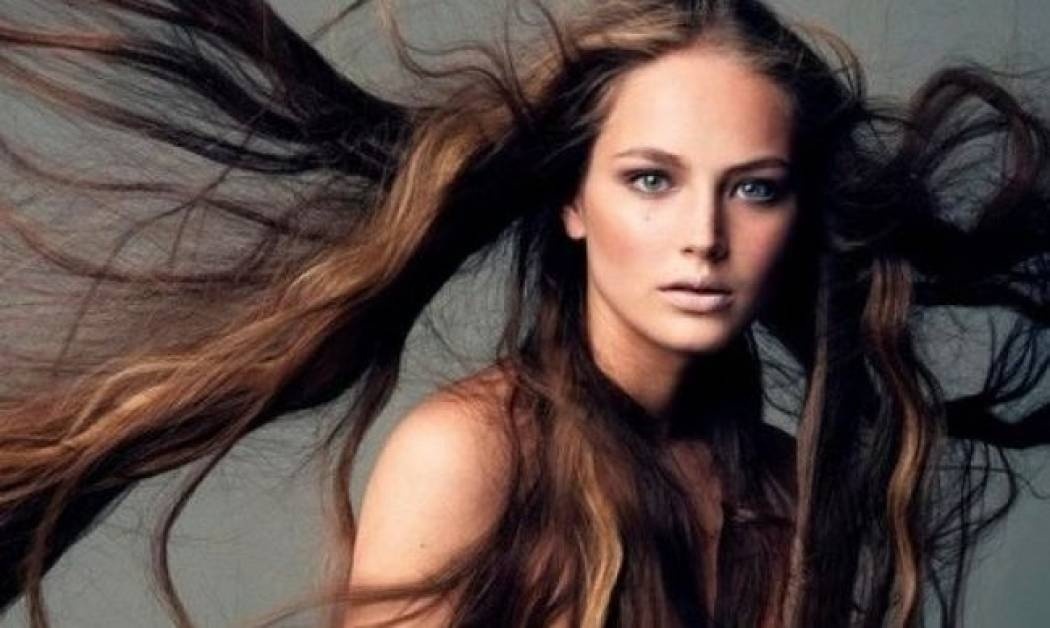 Do it Yourself: Τρία γρήγορα και πανεύκολα χτενίσματα για το βράδυ της Ανάστασης