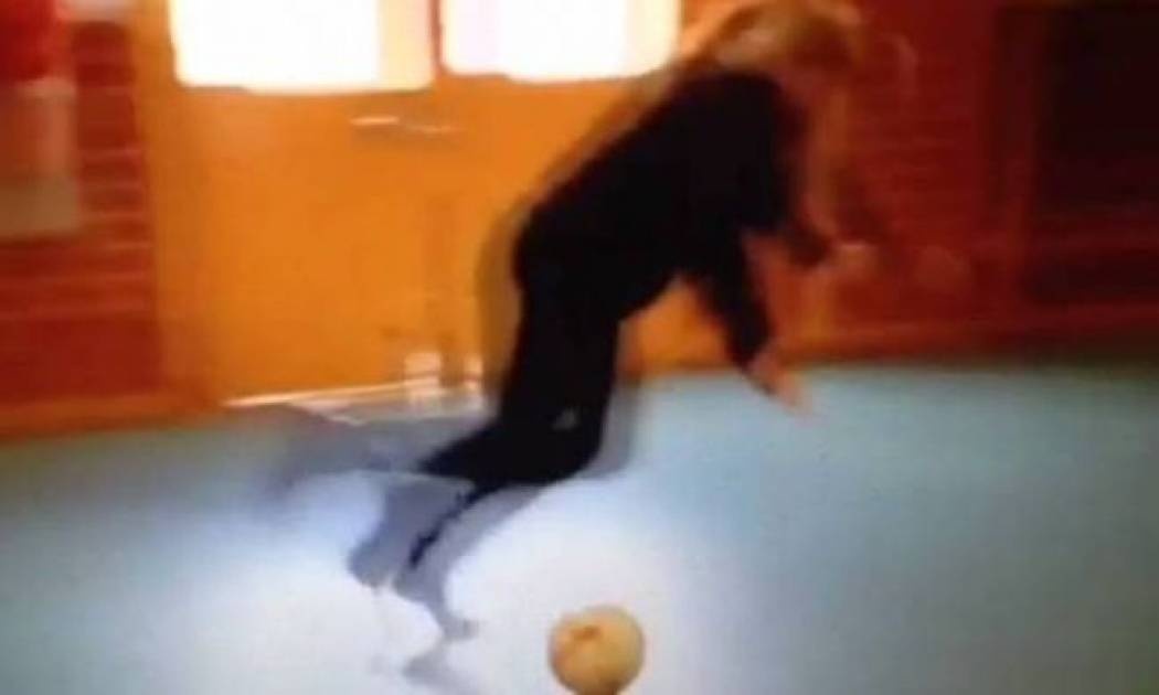 Απίστευτη τούμπα: Τι το θέλεις το ποδόσφαιρο… γριά γυναίκα! (video)