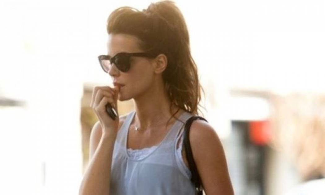 Μόνο η Kate Beckinsale μπορούσε να κάνει το παντελόνι φόρμας να δείχνει τόσο σικ