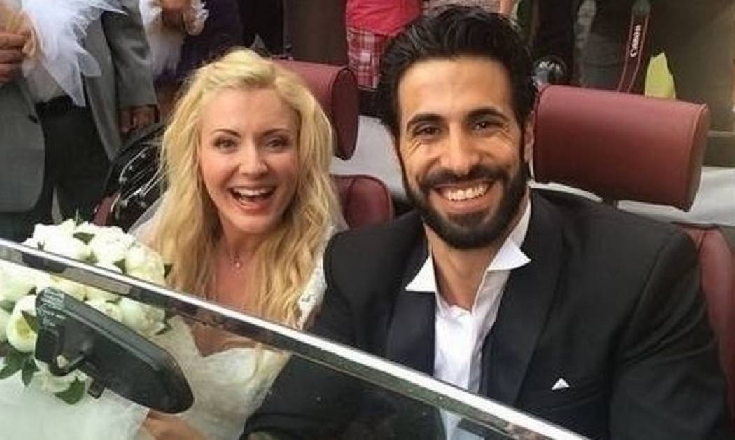 Ο Σεφερλής τραγουδά Τσαμπά στο γάμο του Παράσχου