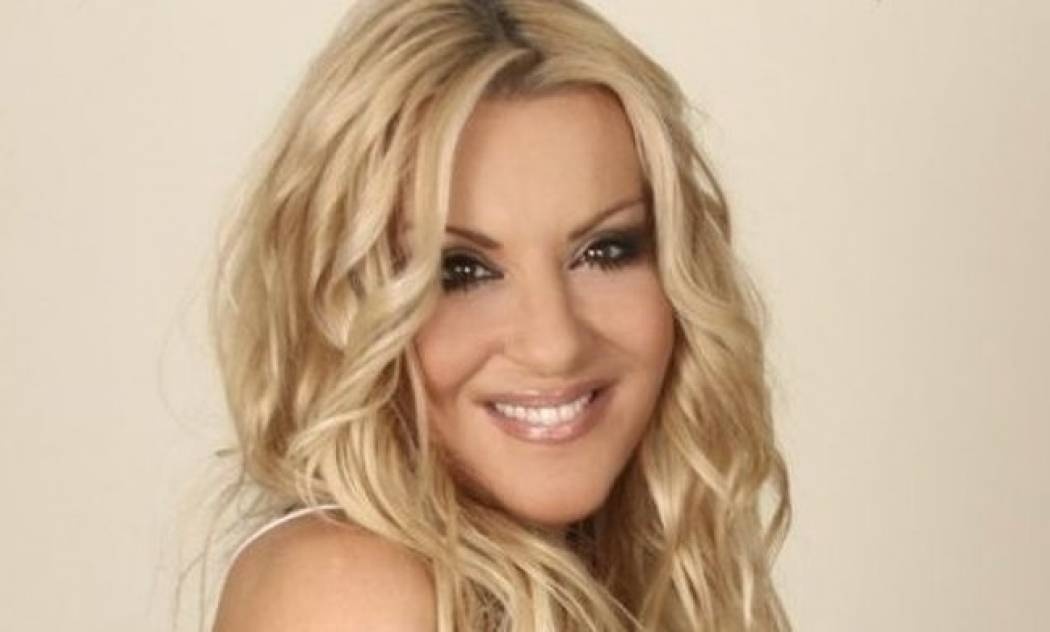 Δείτε τη Ναταλία Γερμανού αμακιγιάριστη και χαμογελαστή στο πλευρό του συντρόφου της