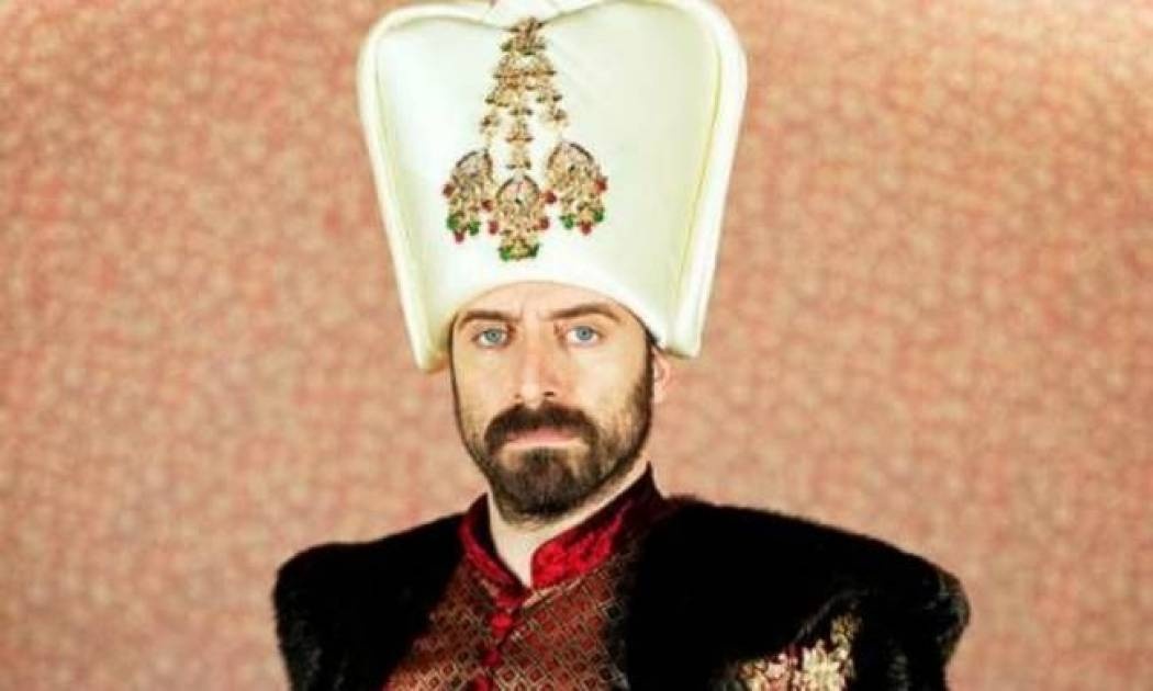 «Σφάζονται» στην ποδιά του για να… ξυρίσουν τον Σουλτάνο!