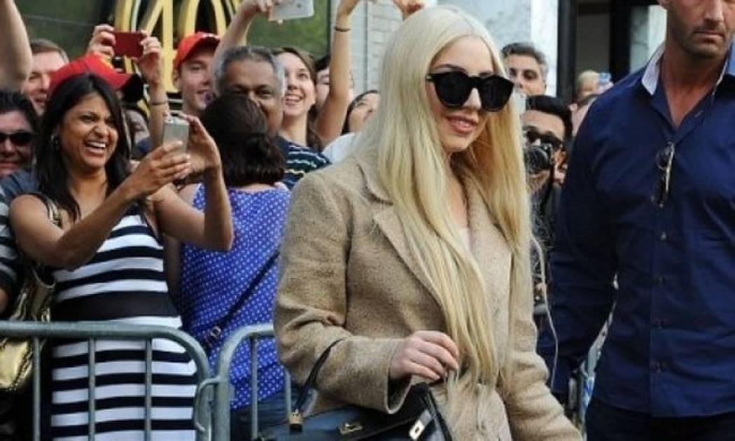 Η Lady Gaga ποζάρει στην πιο γλυκιά φωτογραφία της εβδομάδας! Το περιμένατε;