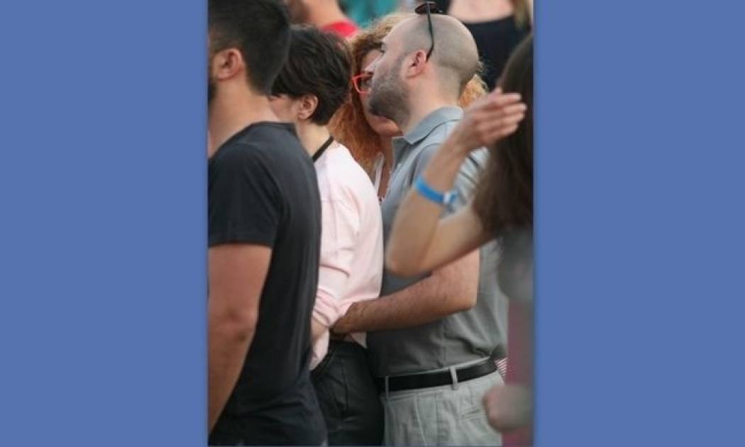 Αυτά είναι! Ο Μπογδάνος, η αγαπημένη του και το τρυφερό άγγιγμα κάτω από τη μπλούζα!