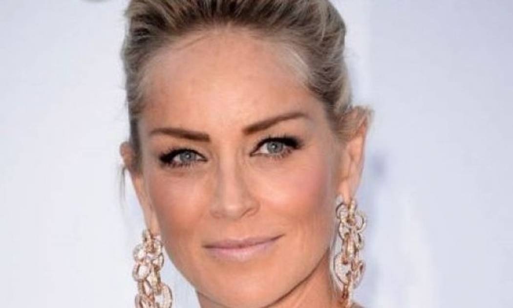 Η Sharon Stone κάνει άβαφτη γκριμάτσες στο φακό και βάζει κάτω όλες τις 20άρες της showbiz