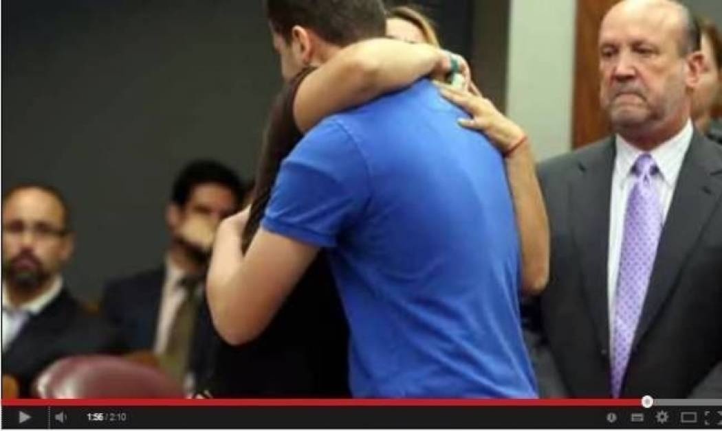 Μητέρα αγκαλιάζει το δολοφόνο της κόρης της! (βίντεο)