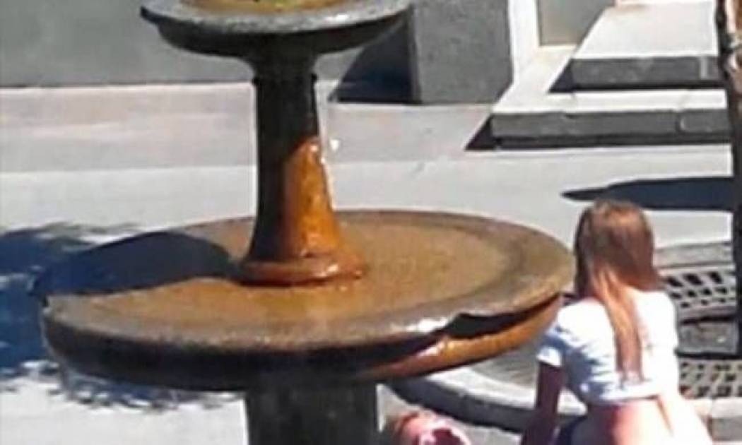 Ρωσία: Έκαναν σεξ δημοσίως σε σιντριβάνι! (video+photo)