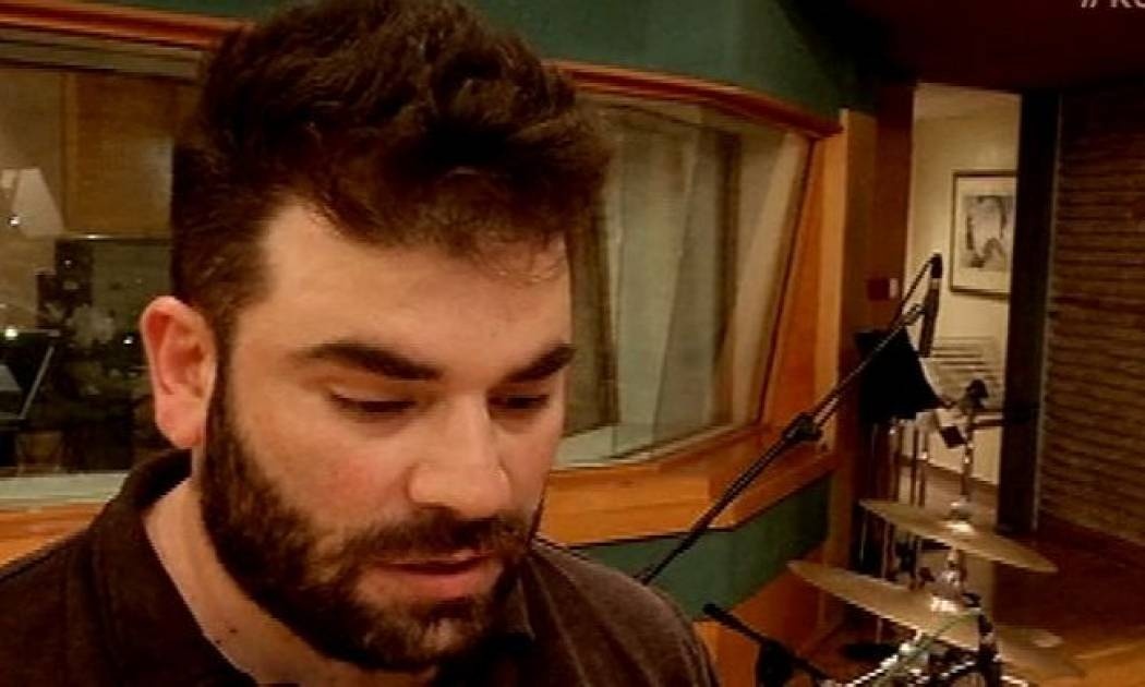 Με χαμηλωμένο βλέμμα ο Παντελίδης! Δεν κοίταξε καθόλου την κάμερα!