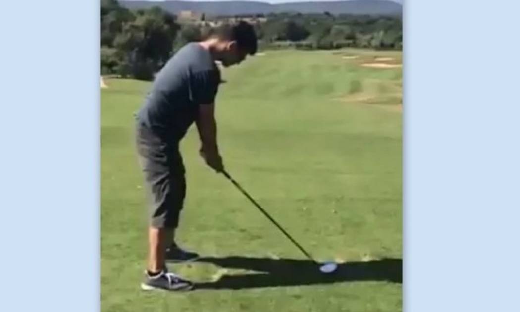 Δείτε τον Σάκη Ρουβά να παίζει γκολφ!