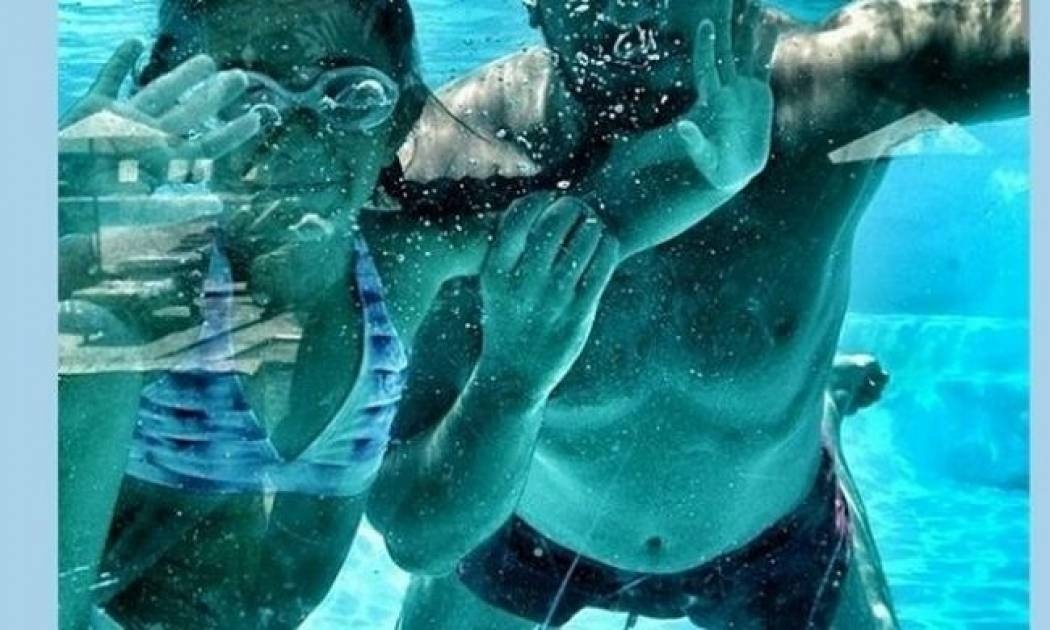 Πασίγνωστος Έλληνας τραγουδιστής κι η κόρη του φωτογραφίζονται κάτω από το νερό! (εικόνα)