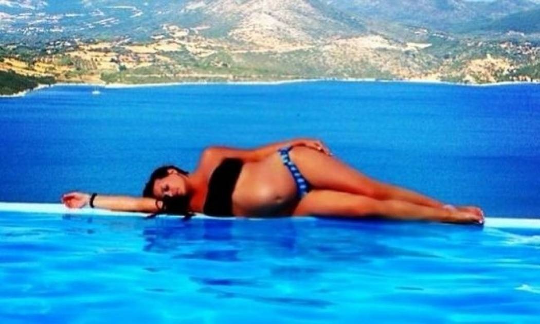 Ποια είναι η έγκυος που λιάζεται νωχελικά στην πισίνα; Σίγουρα δεν σας πάει το μυαλό!
