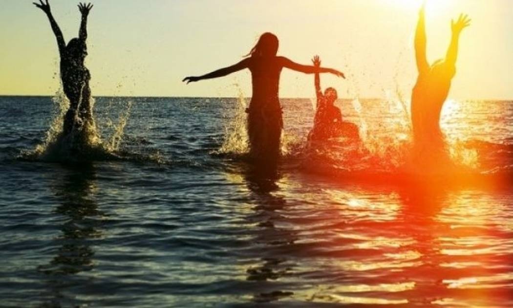 «Μην κολυμπάς, αν δεν περάσουν τρεις ώρες από το φαγητό» Ισχύει τελικά;