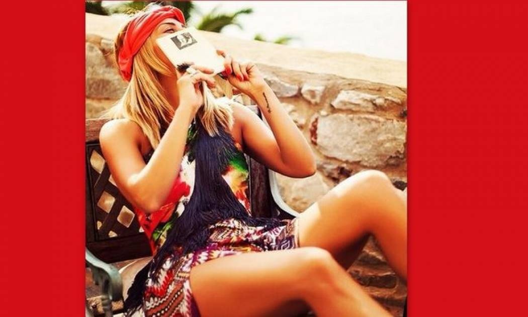 Η Μαρία Ηλιάκη χαλαρώνει διαβάζοντας ένα βιβλίο!