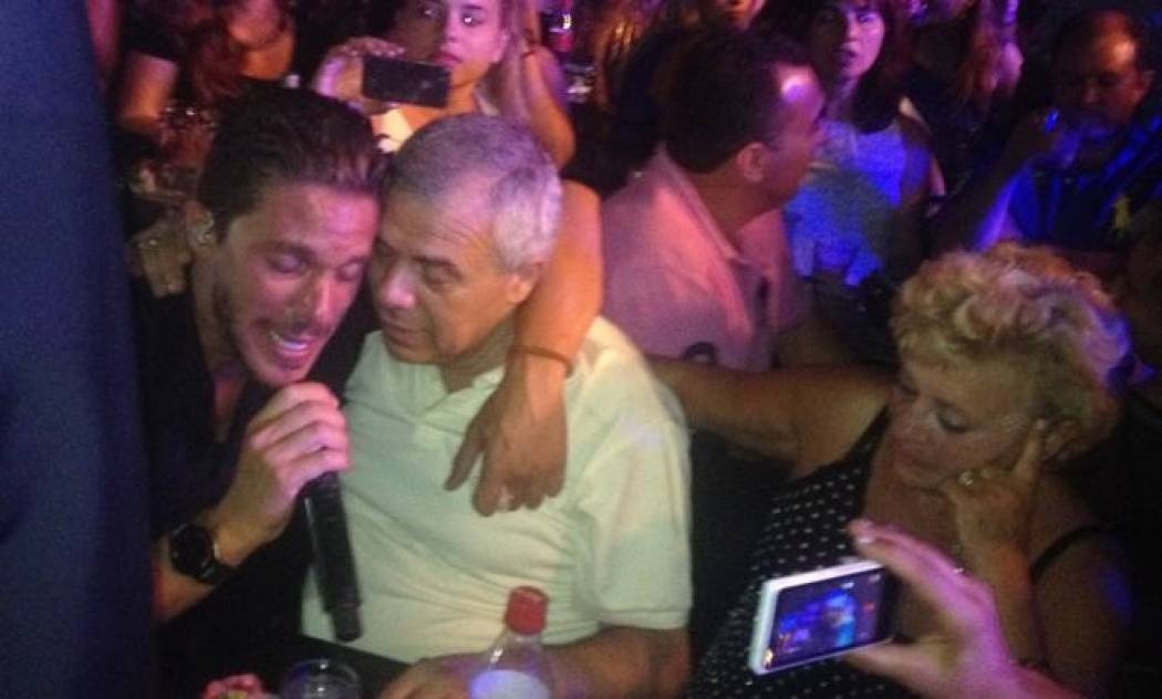 Η συγκίνηση του Νίκου Οικονομόπουλου όταν συνάντησε τον πατέρα του!