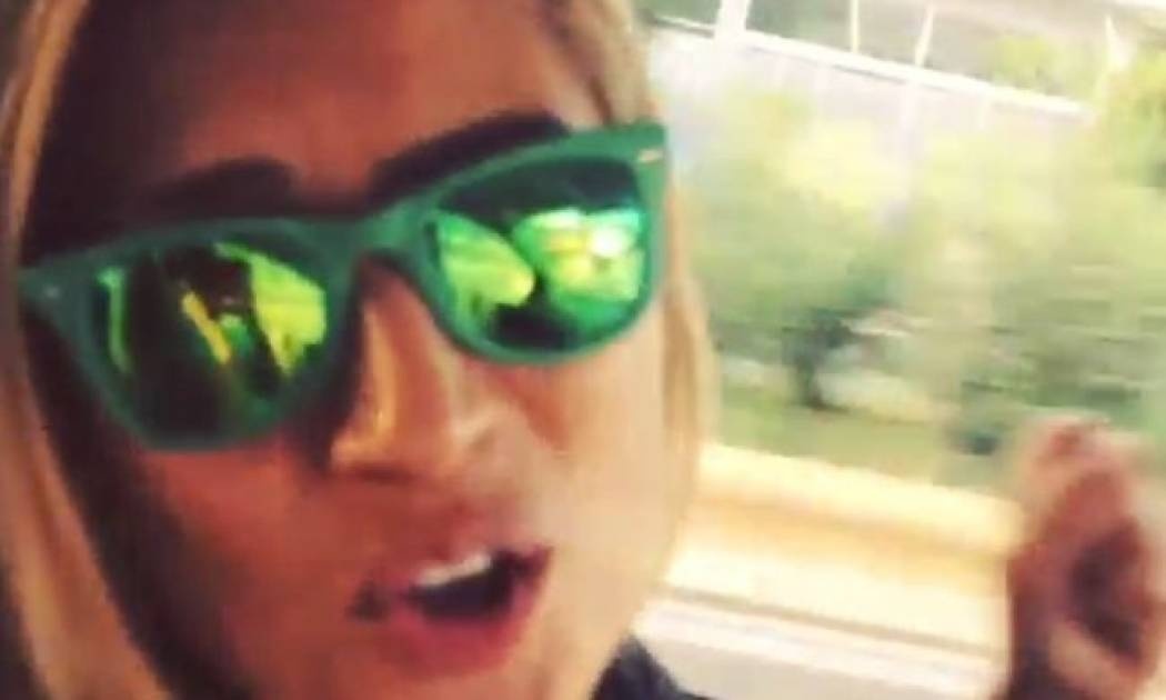 Η Μαρία Ηλιάκη έχει κέφια! Δείτε την να τραγουδάει την ώρα που οδηγεί!