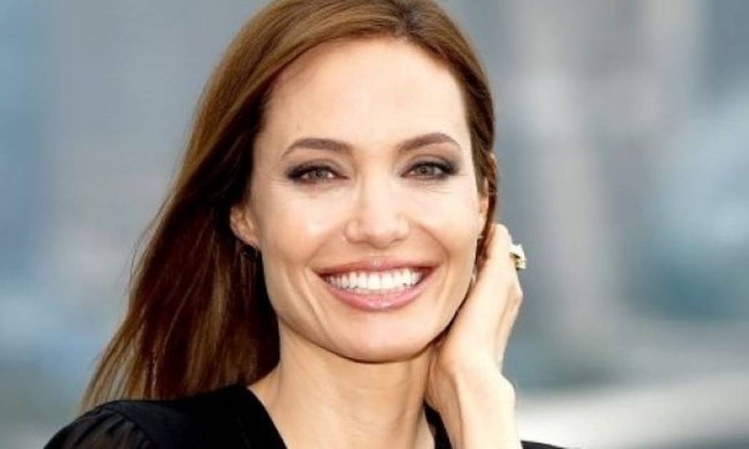 Πώς ήταν το νυφικό της Angelina Jolie; Όλες οι λεπτομέρειες