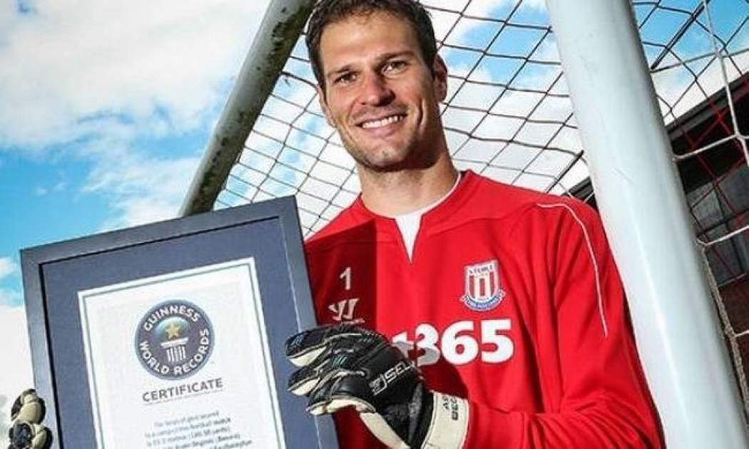 Το γκολ που μπήκε στο βιβλίο Γκίνες (vid)