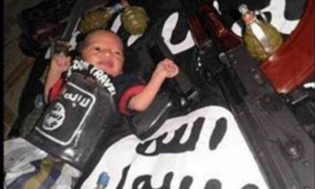 Το μωρό- τζιχαντιστής: Η εικόνα που «πάγωσε» το διαδίκτυο (pics)