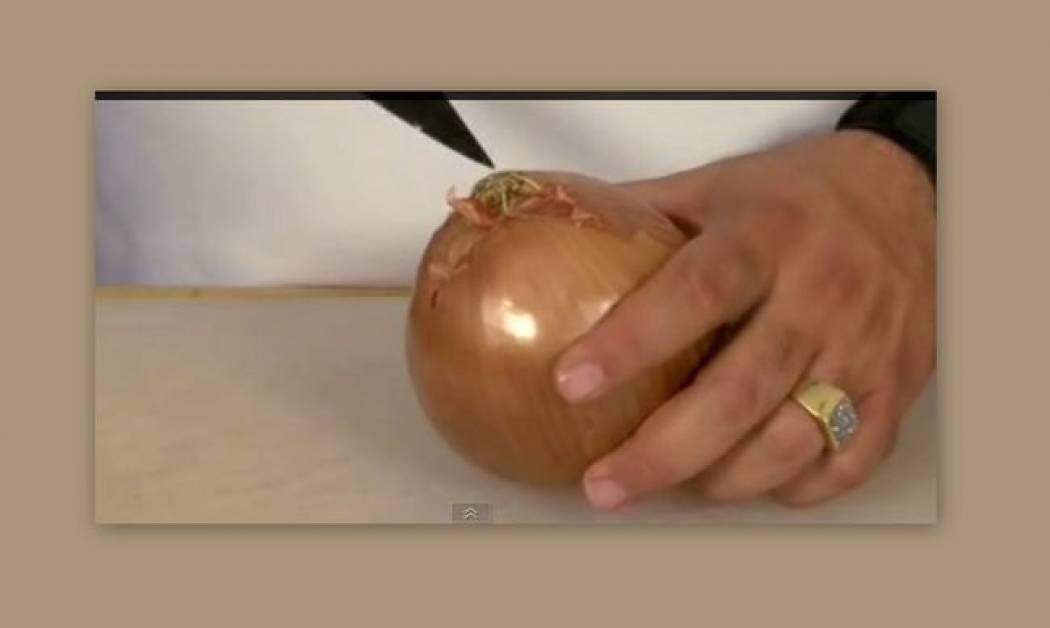 Τέρμα τα... δάκρυα: Το έξυπνο tip που θα κάνει το κόψιμο του κρεμμυδιού παιχνιδάκι!