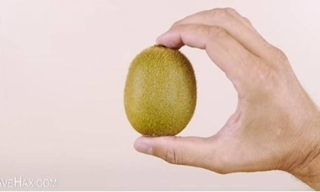 Cook tip: Ξεφλούδισε τα φρούτα σου με τη χρήση μόνο ενός… ποτηριού!