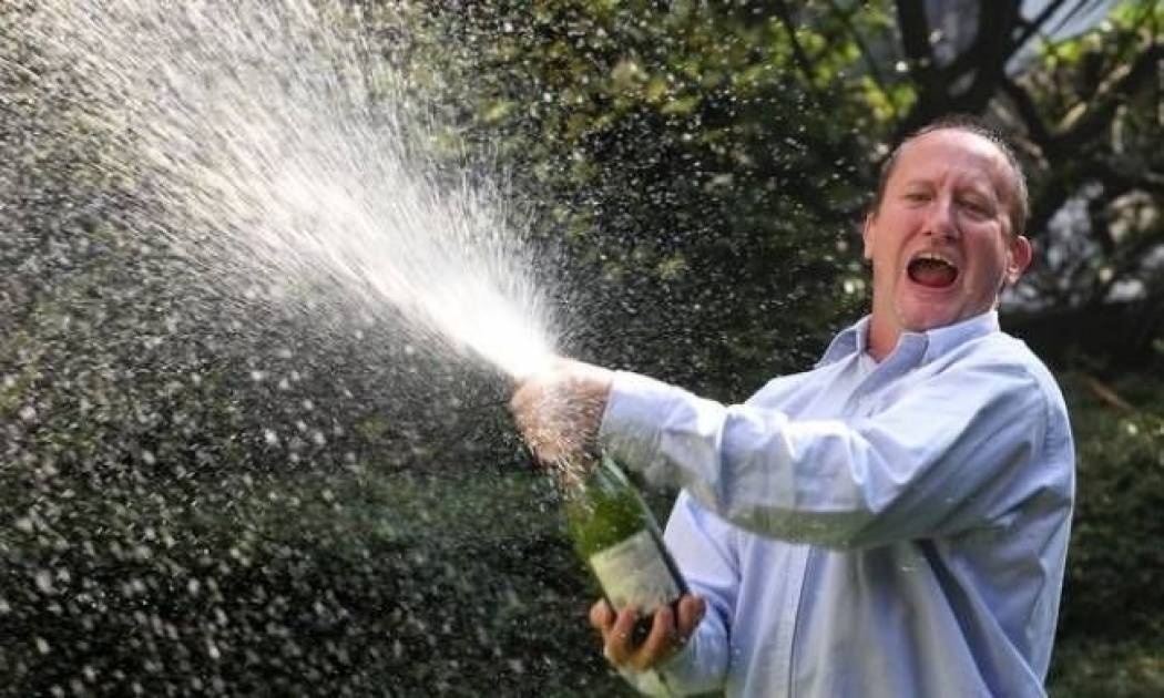 Αυτά είναι: Οδοκαθαριστής κέρδισε 5,5 εκατ. ευρώ στο Λόττο