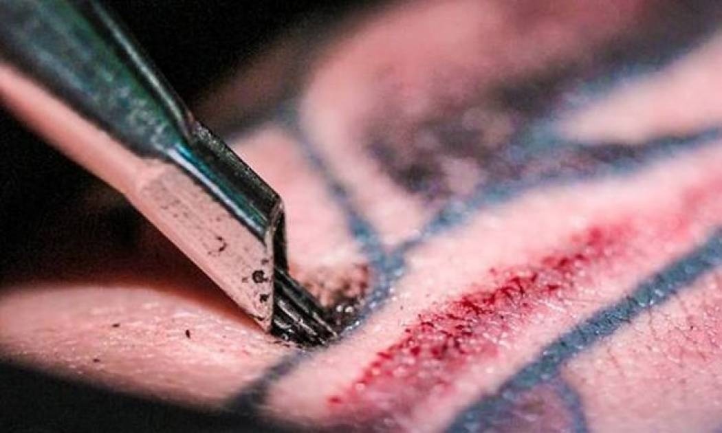 Μια εντυπωσιακή κοντινή ματιά στο πως ακριβώς γίνονται τα τατουάζ (Video)