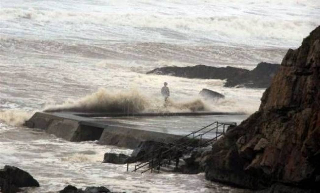 Κόβει την ανάσα: Στέκεται στην άκρη του βράχου εν ώρα καταιγίδας!