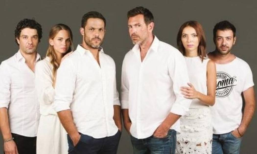 Ρουά Ματ: Ο Μάξιμος βλέπει μια φωτογραφία της Ρουμπίνης αγκαλιά με κάποιον άντρα και...