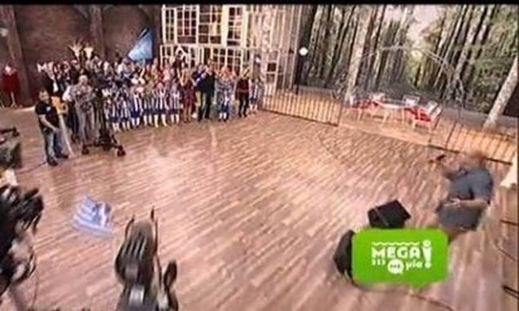 Με ελληνικές σημαίες και τραγούδι η έναρξη του Mega  Με Μία