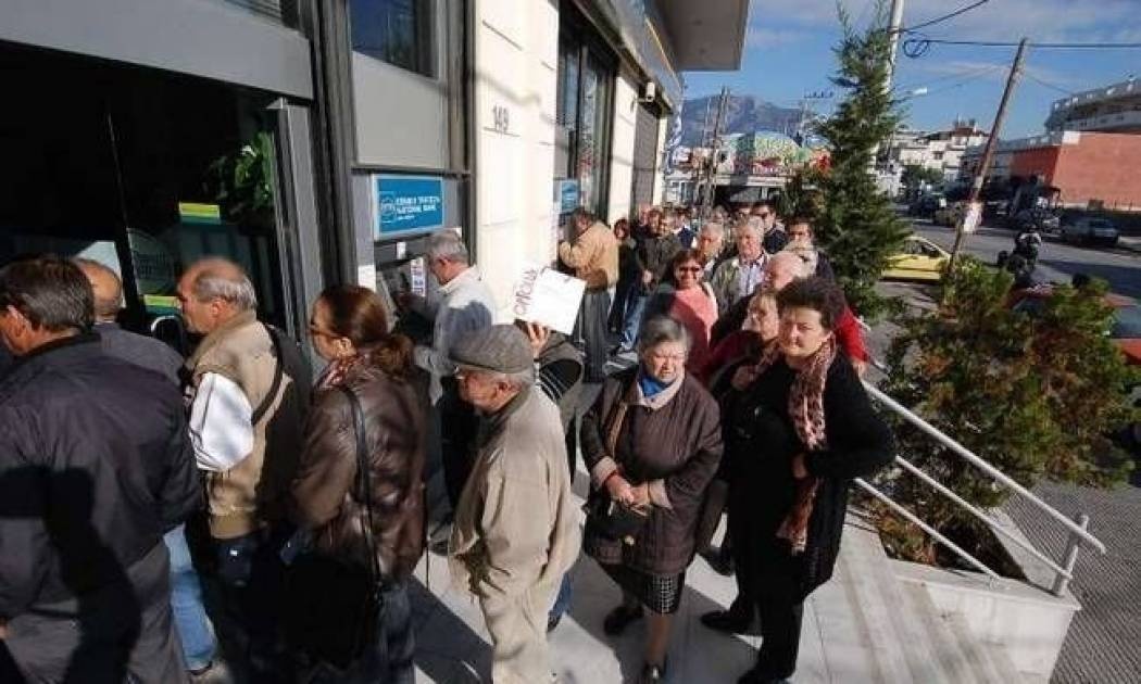 Ατελείωτες ουρές στις τράπεζες λόγω ΕΝΦΙΑ και συντάξεων