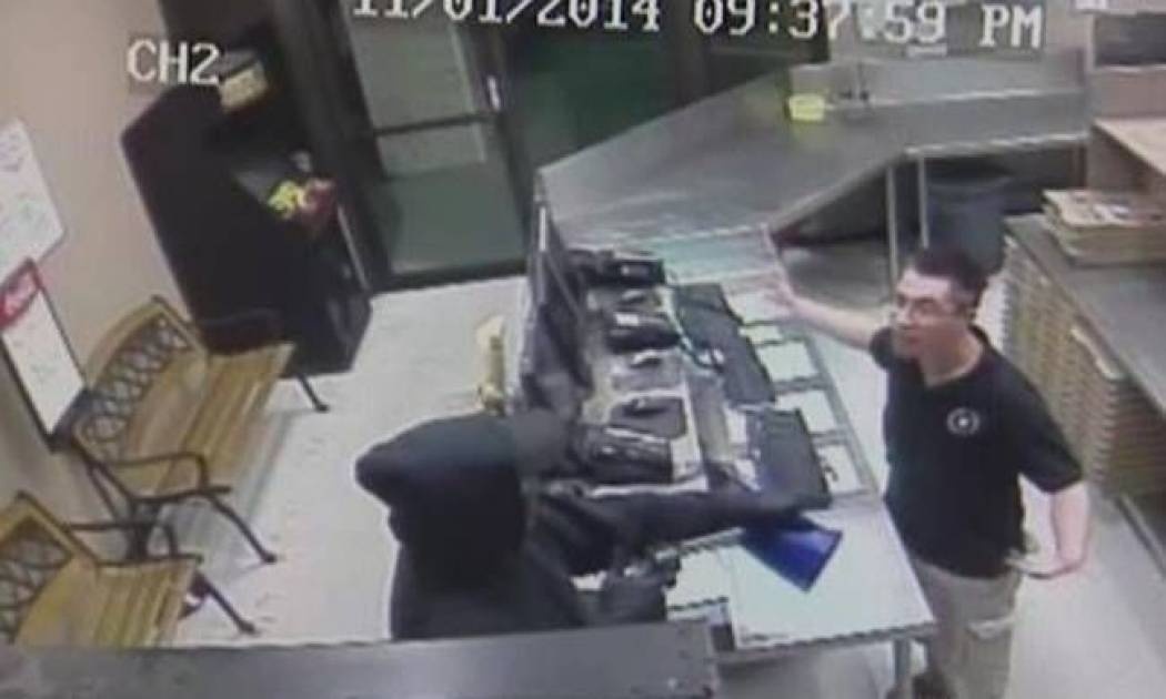 Υπάλληλος πιτσαρίας τα βάζει με ένοπλο ληστή