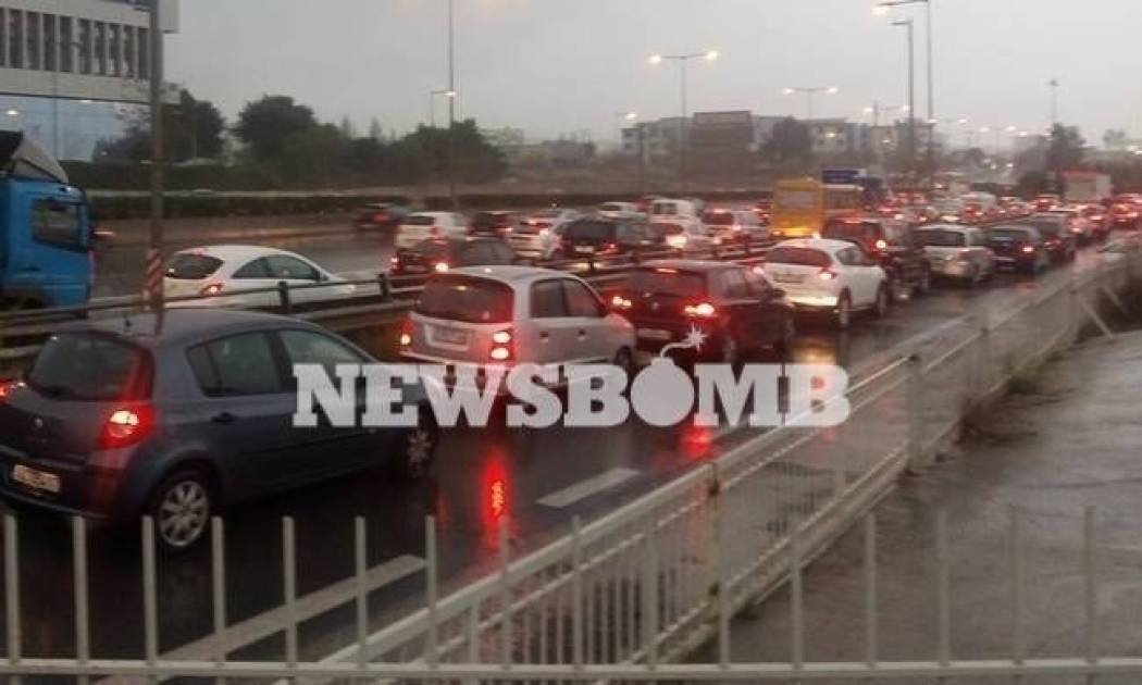 Κυκλοφοριακό «έμφραγμα»  στους δρόμους λόγω βροχής