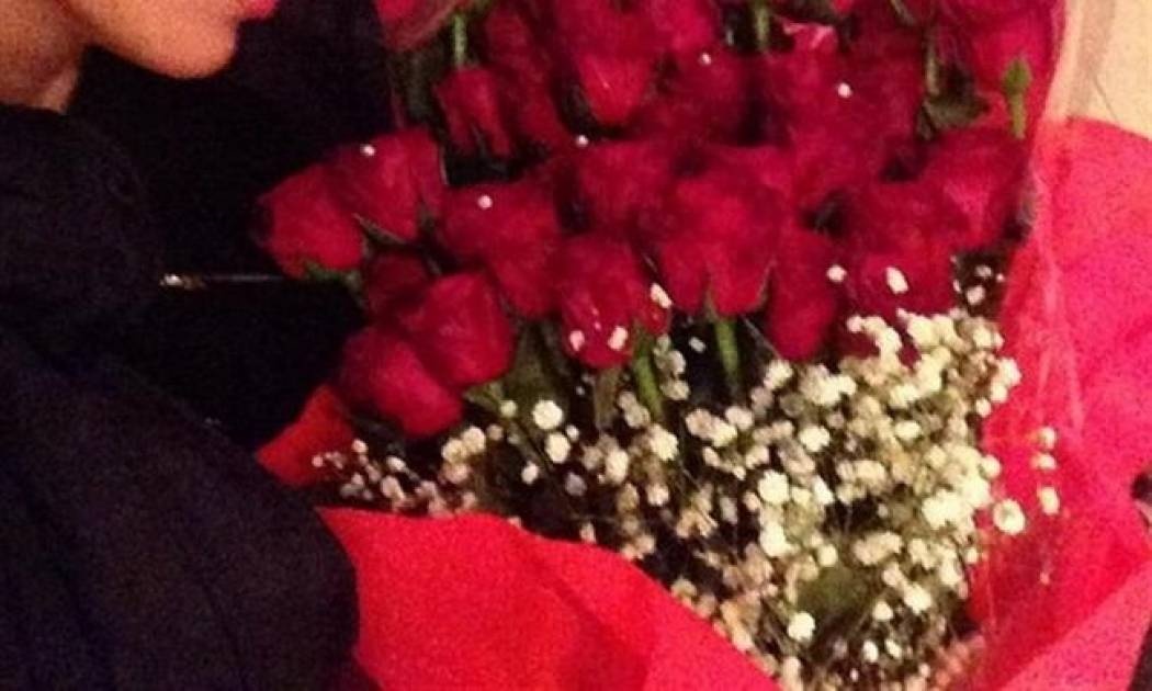 Ελληνίδα τραγουδίστρια χώρισε και δέχτηκε μια ανθοδέσμη με κατακόκκινα τριαντάφυλλα