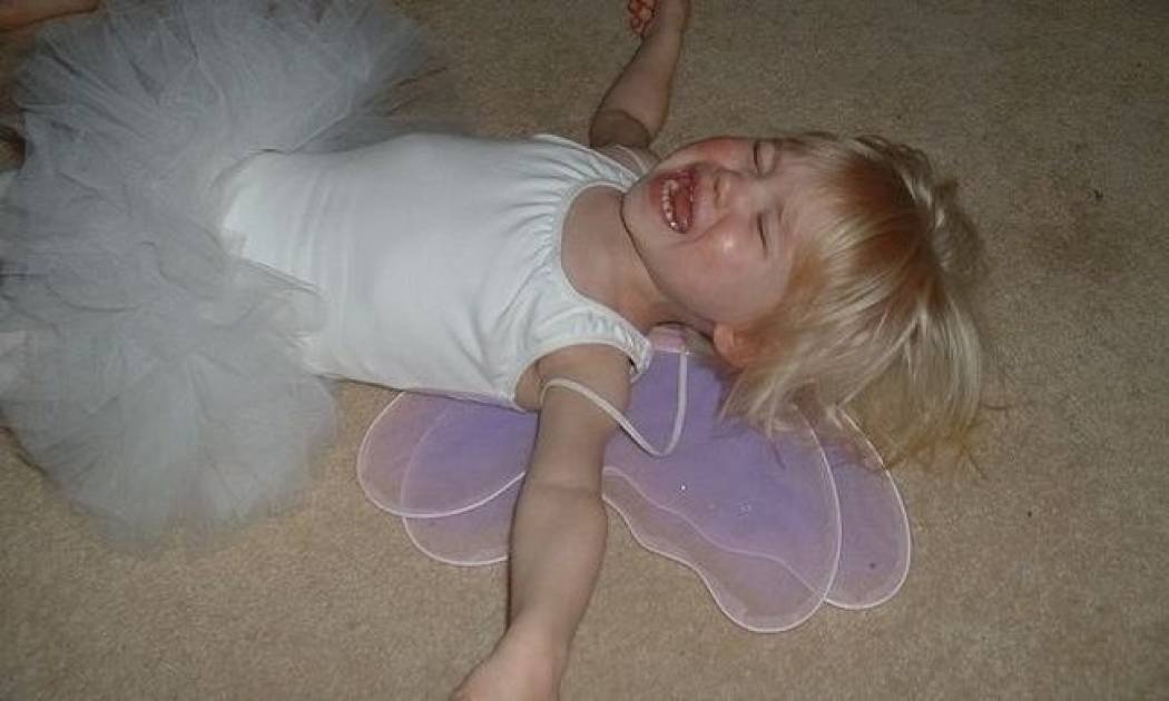 «Το παιδί μου πέφτει κάτω και χτυπιέται, τι να κάνω;»