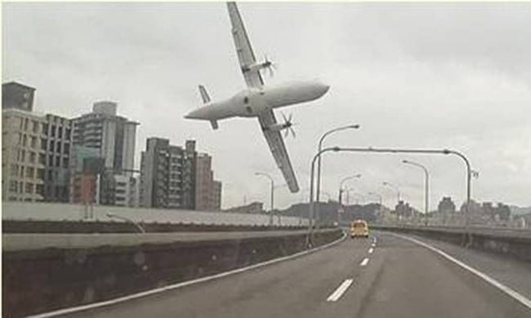 Ταϊβάν: 12 νεκροί από συντριβή αεροπλάνου (photos+videos)