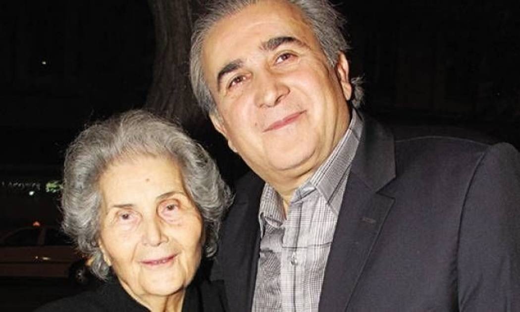 Συντετριμμένος ο Λαζόπουλος «αποχαιρετά» τη μητέρα του