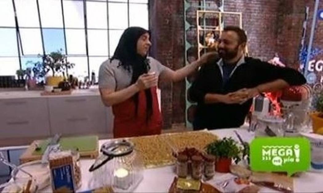 Απολαυστικό βίντεο: Ο Σεφερλής με μαύρη μαντίλα οδύρεται και ο Λαγός μαγειρεύει κόλλυβα