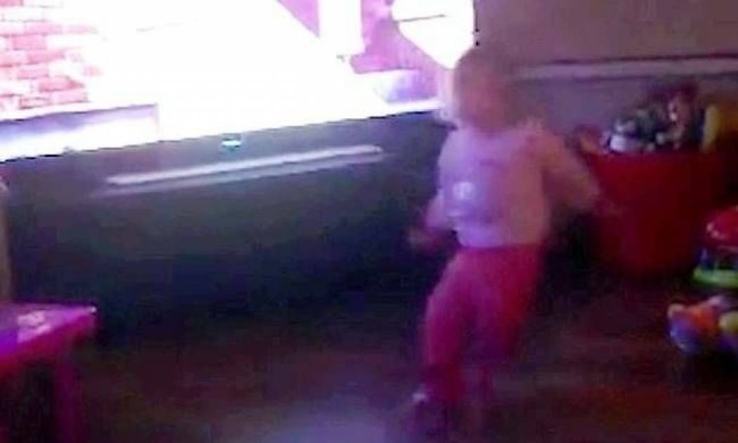 Κοριτσάκι πέφτει στο πάτωμα από μυστηριώδη δύναμη (video)