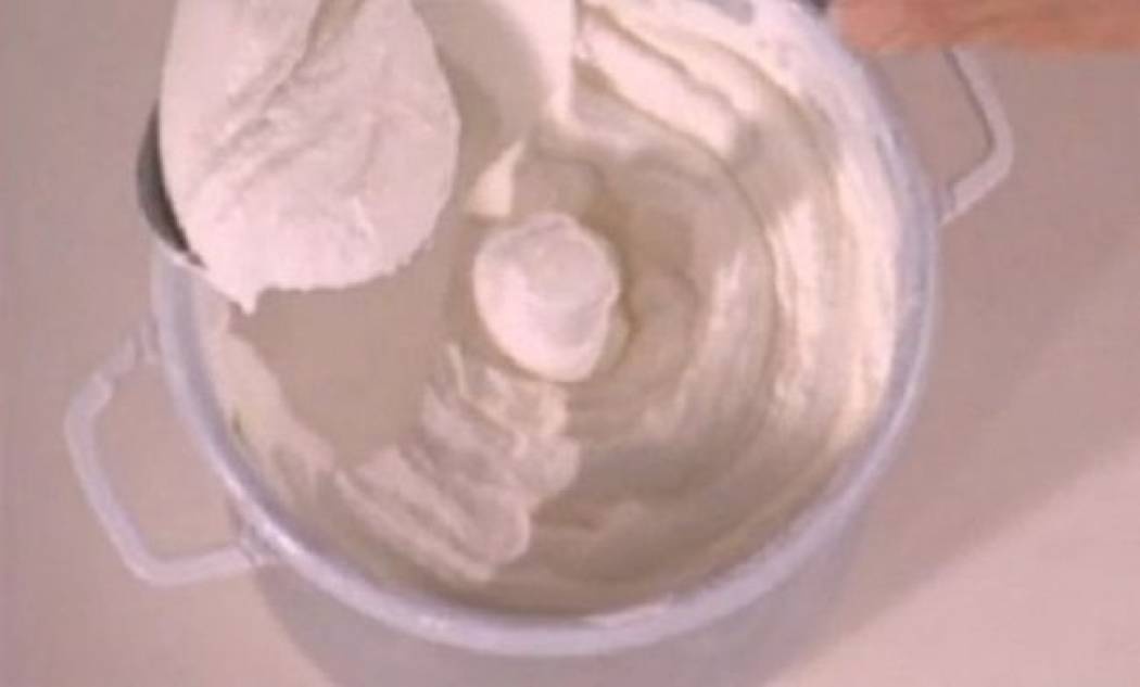 Συνταγή για το πιο νόστιμο παγωτό-γιαούρτι με 3 υλικά!