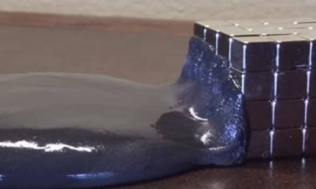 Δείτε πως αυτή η μαγνητική πάστα καταπίνει το μέταλλο (video)