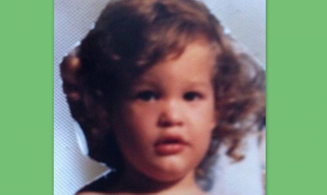 Ποιος Έλληνας παρουσιαστής είναι το παιδάκι της φωτογραφίας;