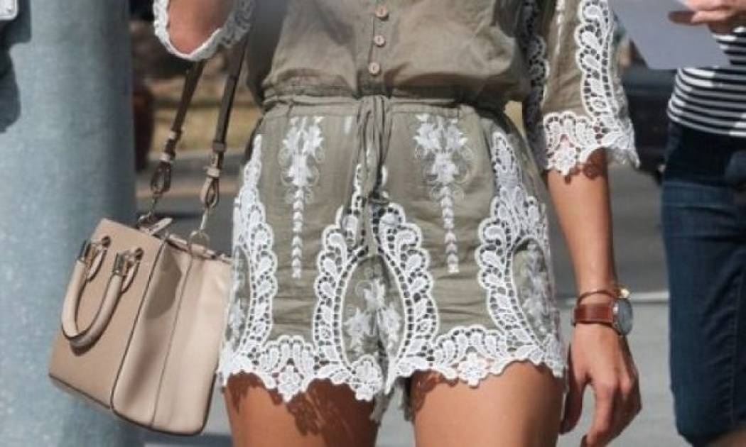 Μα ποια δίαιτα; Το μοντέλο της Victoria’s Secret κυκλοφορεί τρώγοντας… παγωτό!