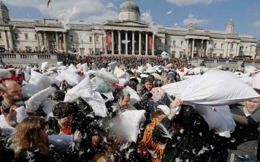 Μαξιλαροπόλεμος στο κέντρο του Λονδίνου (video)