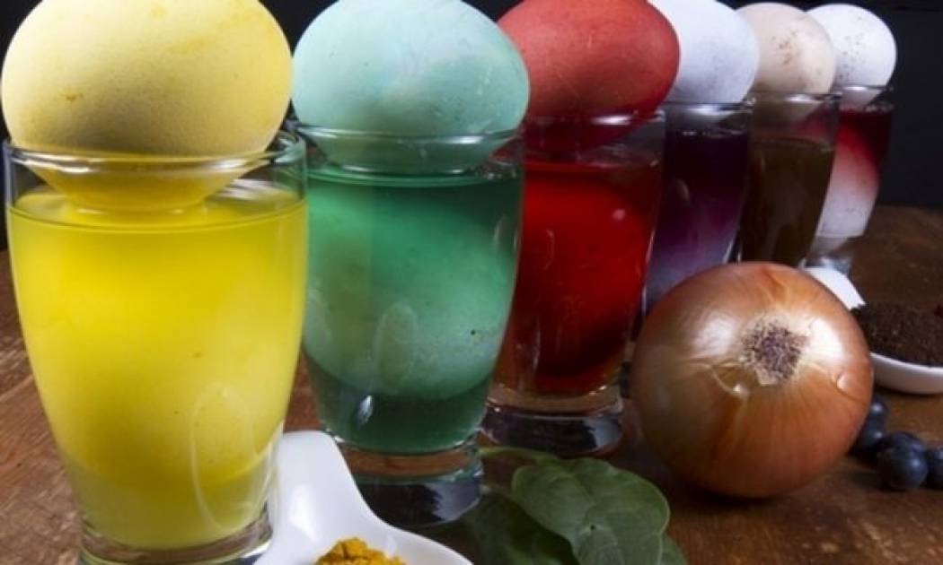 Συνταγές για να βάψεις τα αβγά με υλικά από την κουζίνα σου