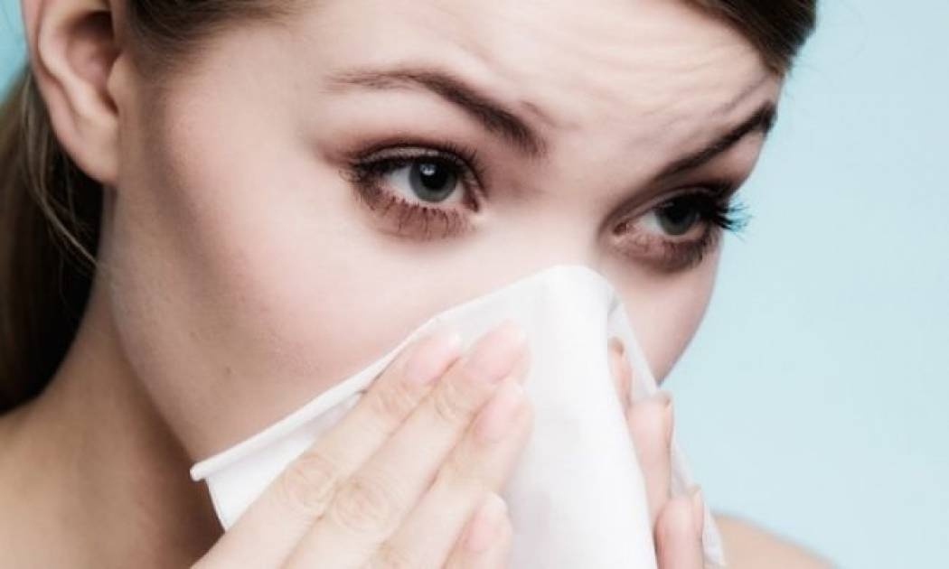 Φτάρνισμα: Ποιες είναι οι συχνότερες αιτίες που το πυροδοτούν