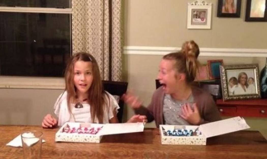 Η μαμά τους πήρε διαφορετικά γλυκά. Δείτε την αντίδραση της μικρής όταν μαθαίνει το γιατί!(βίντεο)