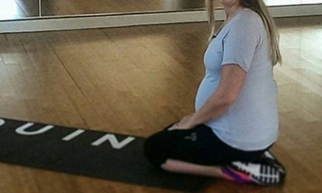 Κοντεύει να γεννήσει και κάνει γιόγκα στο γυμναστήριο! Μιλάμε για την…(εικόνες)